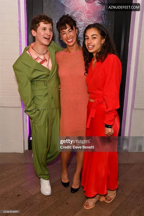 NIA TOWLE Feet - AZNudeFeet