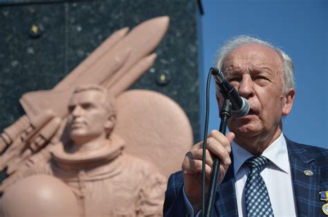 На Буковині відкрили пам'ятник першому космонавту України Леоніду ...