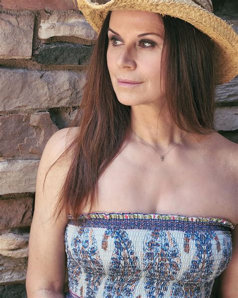 Jennifer Taylor Wallpaper