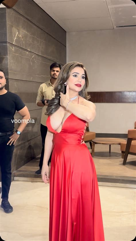 Voompla | And in this episode of Just Kangana Sharma Things🤷‍♀️ Kisses