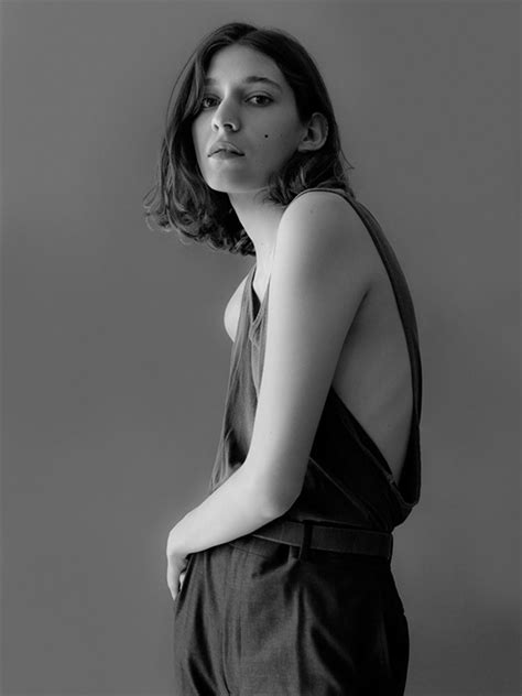 ZARINA NARES | Heroes Model Management