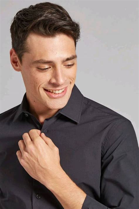 CAMISA DE VESTIR LISA NEGRA en Santiago del Estero