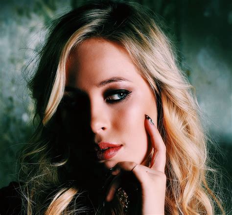 sara-sangfelt-swedish-singer-portrait-blonde-beautiful-woman - Imagem