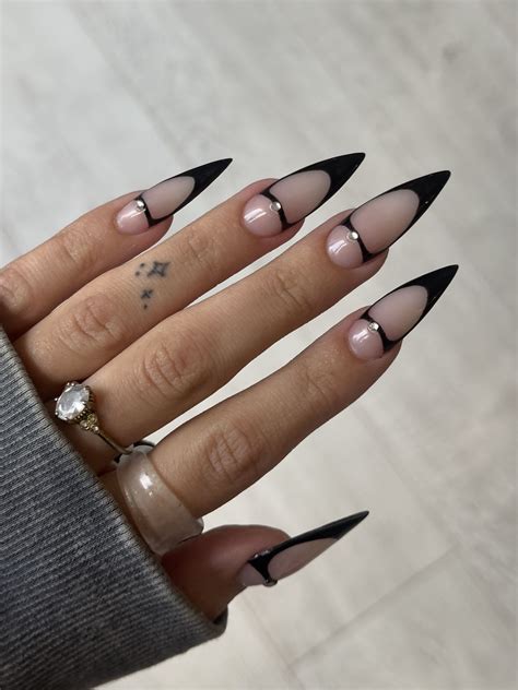 Nail inspo | Edgy nails, Halloween nails, Almond nails