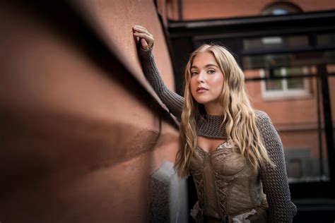Lova – artisten om kärlek, ätstörningar och ny musik