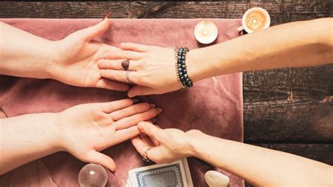 palm reading psychic lora