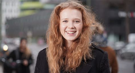 Isolda Dychauk, wie war es, eine Frau vor der Kamera zu küssen? - B.Z