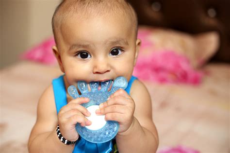 Bebe De 2 Meses Mastigando - Foto de Bebê Mastigando Água Esterilizada Preencheu Dentes e mais fotos ...