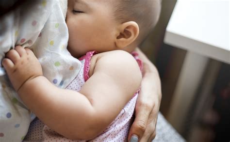 12 motivos por que o bebê chora ao mamar | Bebe.com.br