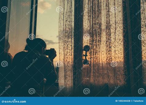 Фотограф держит камеру и фотоснимки Стоковое Фото - изображение ...
