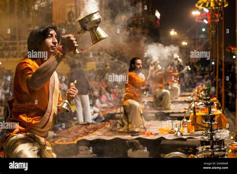 Brahmin performing aarti ritual Stock Photo - Alamy