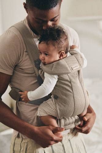 BABYBJORN MINI 3D Mesh – nosidełko, Szary Beż - Hopdowody - Sklep dziecięcy