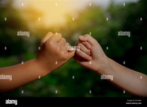 Promise hand symbol hi-res stock photography and images - Alamy