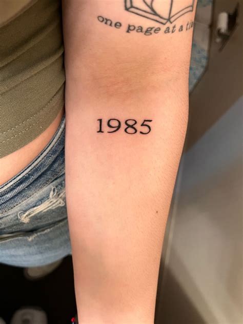 1985 number tattoo | Inspiração para tatuagem, Tatuagem datas, Tatuagem