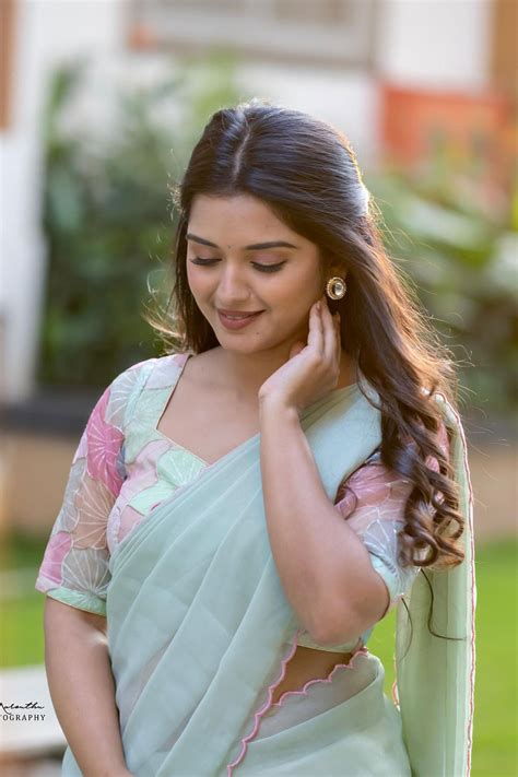 Priyanka Jain glamorous looks in saree - South Indian Actress