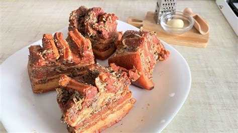 Вкусная грудинка в луковой шелухе. Грудинка получается очень нежной и ...