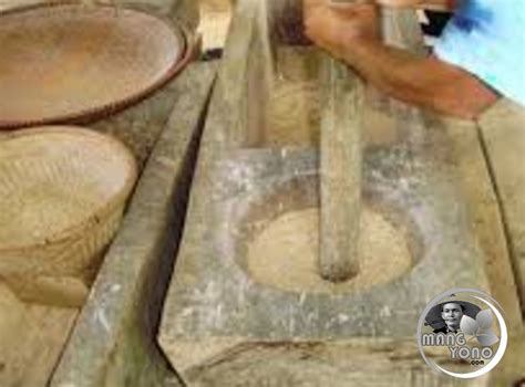 penggilingan gabah menggunakan alat tradisional lesung  alu