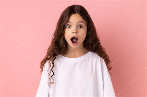 premium photo surprised  girl   camera  open mouth