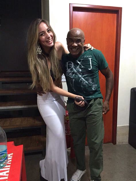 Mulher casada tira foto segurando a "BEGANLA" do Kid - Blog da Riquinha