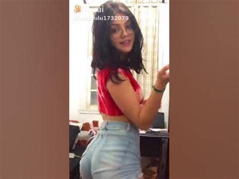 Menina Mostrando A Bundinha