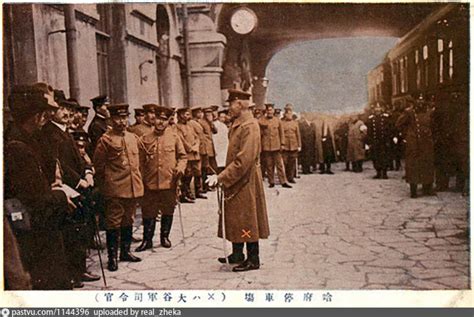 Японские военные на вокзале