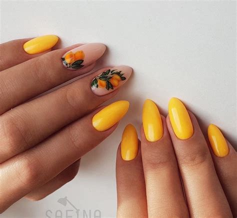 Лимонный маникюр: 30+ сочных идей для летнего настроения