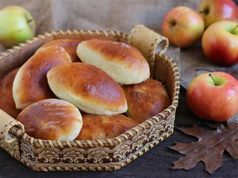 Пирожки с яблоками в духовке — рецепт с фото пошагово. Как приготовить ...