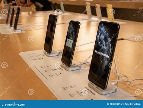 iphones  display   apple store editorial photo image  shop