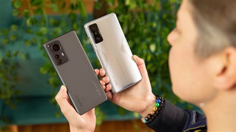 Poco F4 GT vs. Xiaomi 12 Pro: Lohnen 500 € Aufpreis bei ähnlichen Specs?