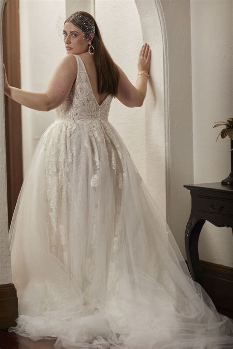 What happens at a modern debutante ball in the south today 25