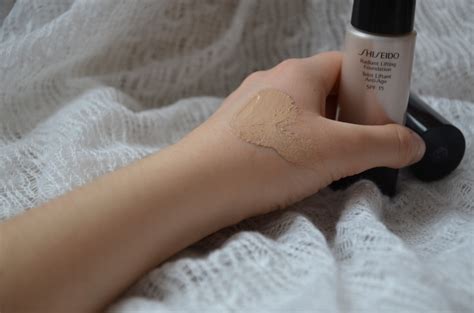 Тональный крем с эффектом лифтинга СПФ 15 Shiseido The Makeup Lifting ...