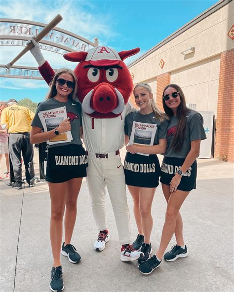 Arkansas Razorback Diamond Dolls (@uarkdiamonddolls) • Instagram photos