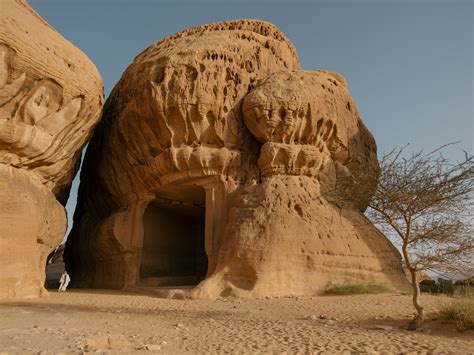 Buried stories: the tombs of Hegra