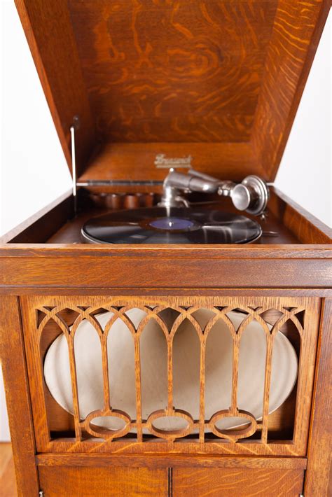 Brunswick Phonograph Model 207 - Oak • Maison Robert