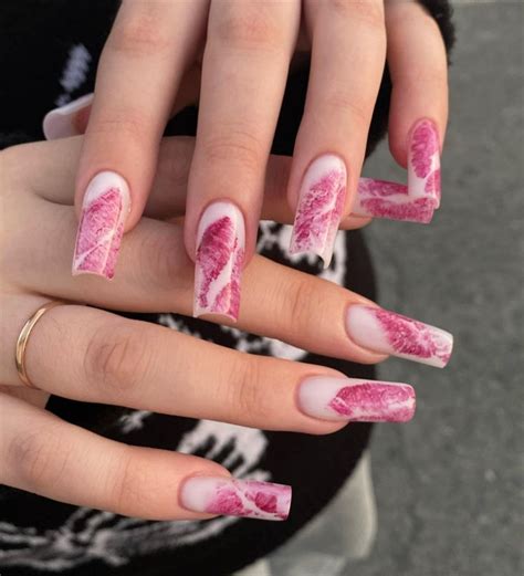 Маникюр с поцелуями, следы от помады | Valentine's day nails, Stylish ...