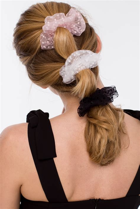 Jak nosić ozdobne gumki do włosów?