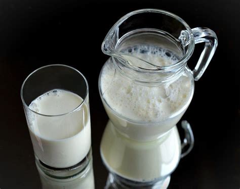 Чому не бажано розігрівати молочні продукти в мікрохвильовці