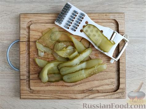 Рецепт: Канапе со шпротами и маринованными огурцами на RussianFood.com