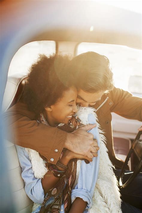 6 amazing things that happen to your body when you kiss someone for the