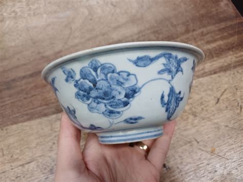 Lot 624 - A CHINESE BLUE AND WHITE 'PEONIES' BOWL