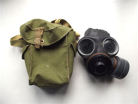 BRITISH ARMY GAS MASK BAG DATED 1944 & GAS MASK DATED 1952 - DBG Militaria