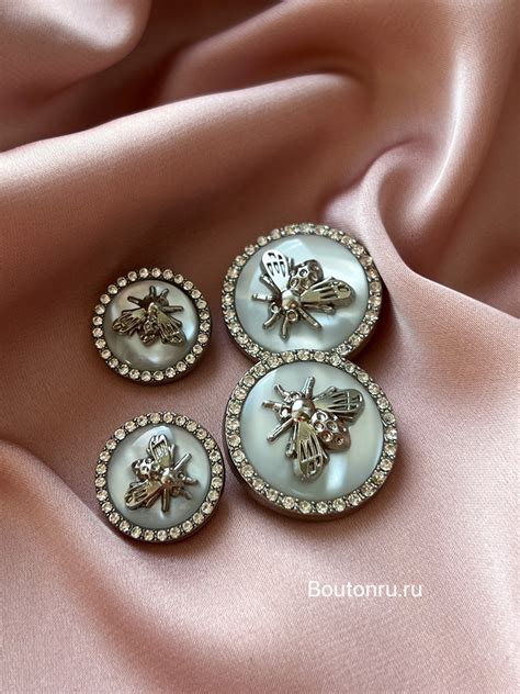 Пуговицы Гучч. Пчела белая серебро – купить за 200 руб | BOUTONRU.RU