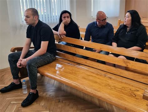 Съдът във Варна реши, че младеж, който уби момиче на пътя, не трябва да ...