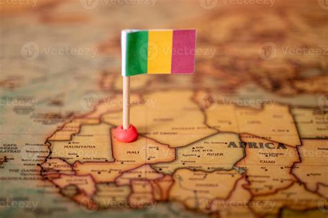 The flag of Mali on the world map. 5325845 Stock Photo at Vecteezy