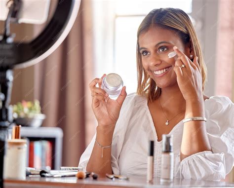 Crema de influencer de belleza y transmisión en vivo de mujeres para
