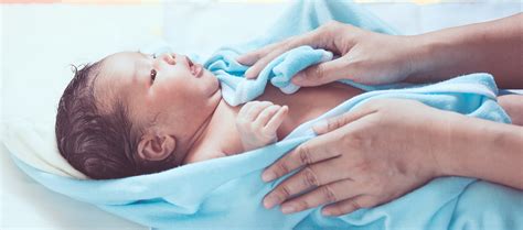 How to Bathe Your Newborn for the First Time | Pampers
