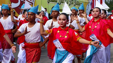 A group of people wearing red and blue clothing photo – Free Balikpapan