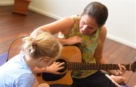 what does a music therapist do 10