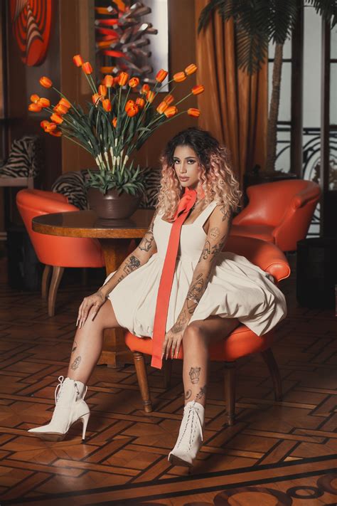 Atriz de 'Vai na fé', Azzy lembra dificuldades e diz que só usava