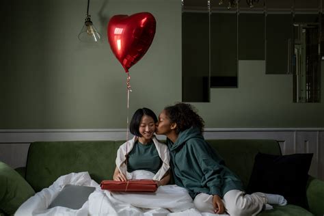 The best lesbian gift ideas for different types of lesbians - HER